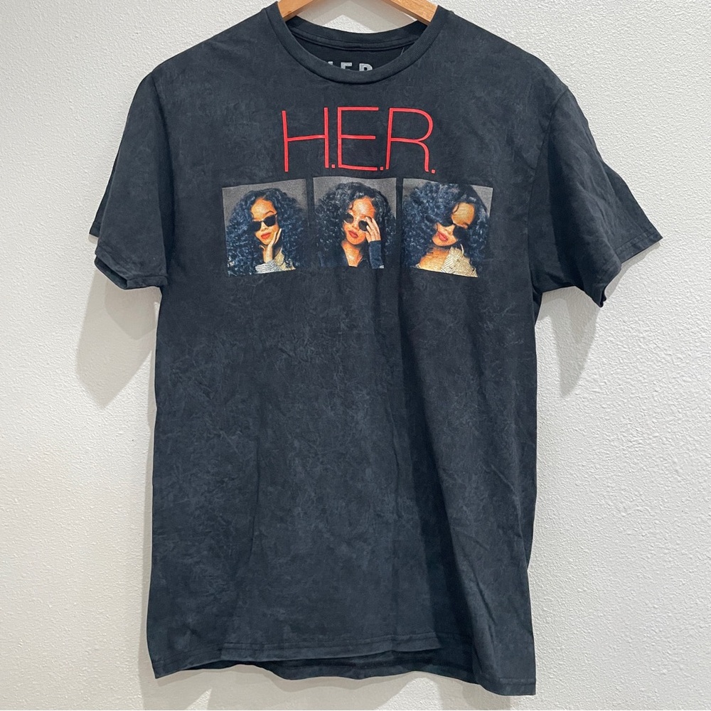 NWOT HER Artist Concert Tour Graphic T-Shirt Acid Wash Black Short Sleeve Tee‎